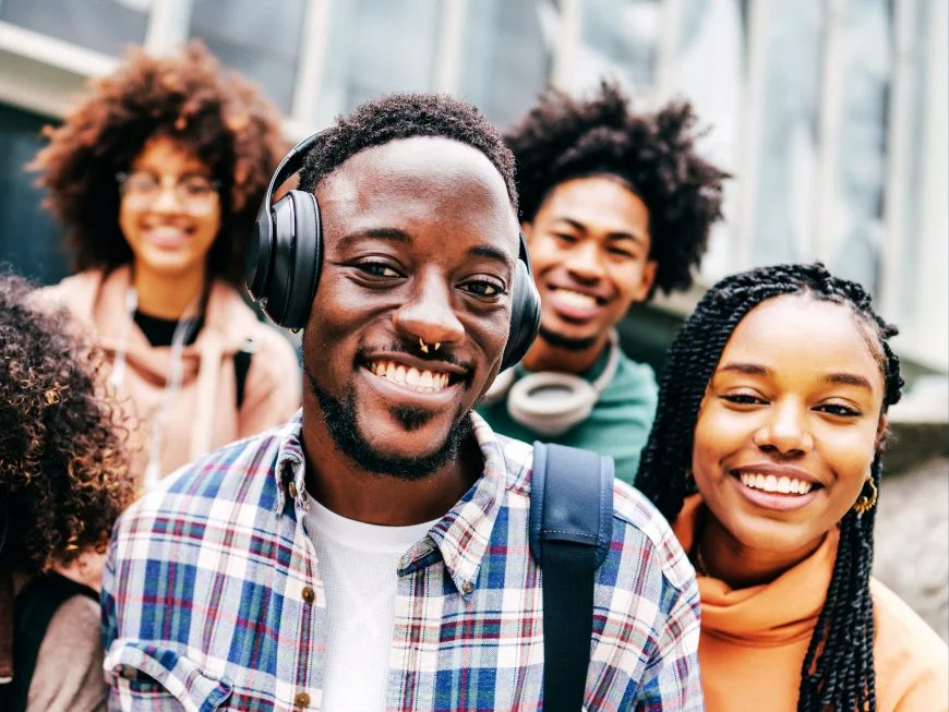 Groupe d’apprenants souriants