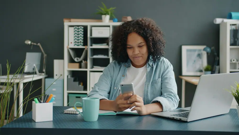 Collaboratrice validant une demande sur son téléphone