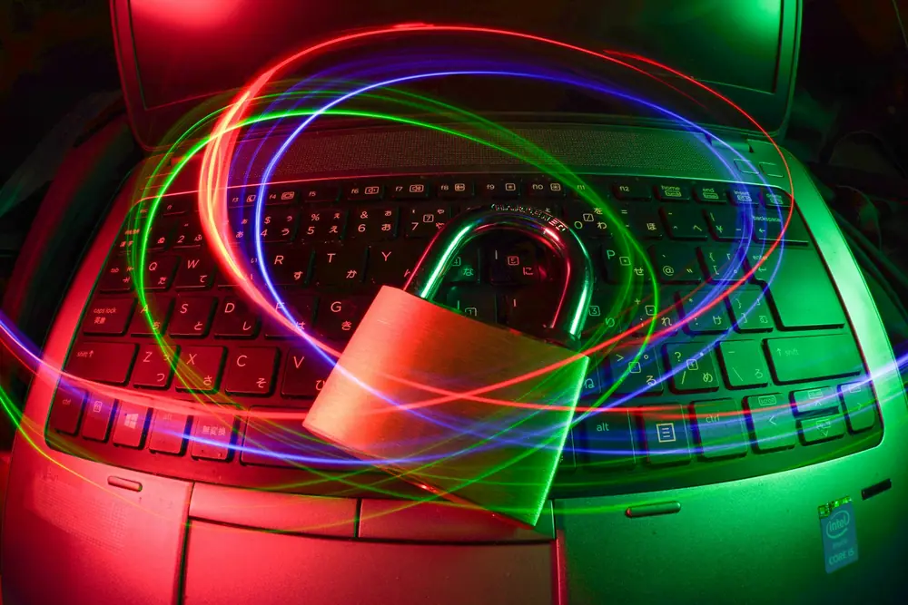 Cadenas sur un clavier d’ordinateur