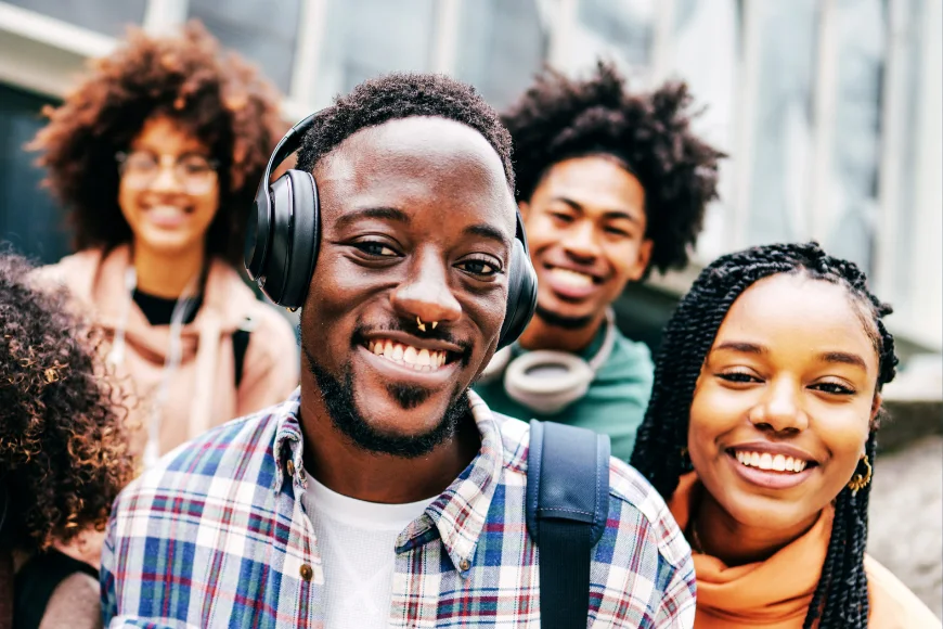 Groupe d’apprenants souriants