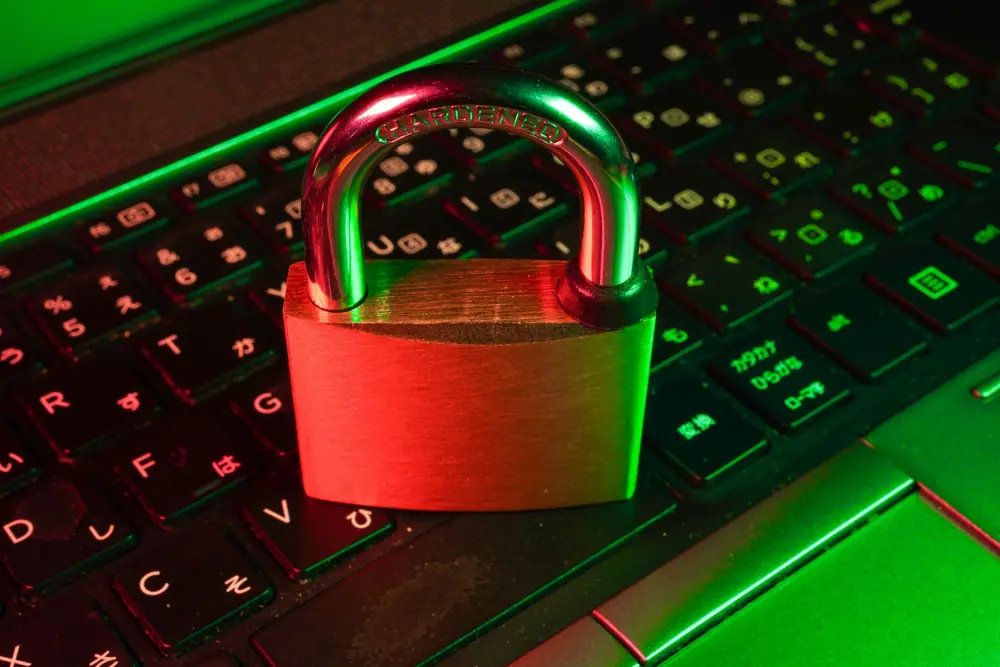 Cadenas sur un clavier lumineux