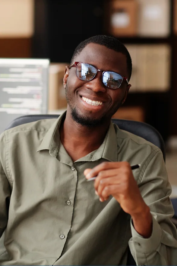 Développeur souriant à son poste de travail