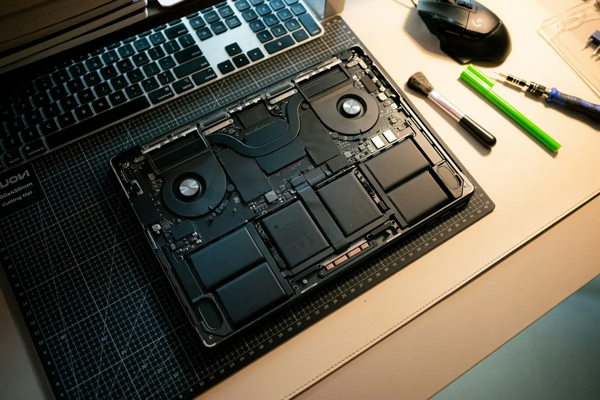 Ordinateur portable ouvert pour configuration