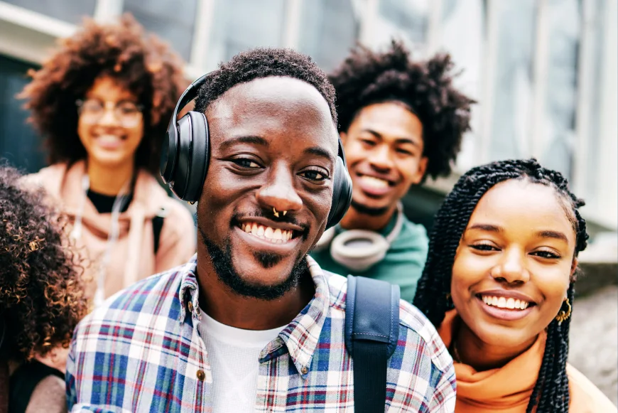 Groupe d’apprenants souriants