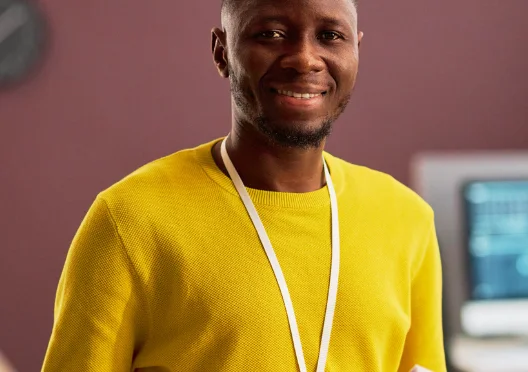 Collaborateur souriant tenant un dossier
