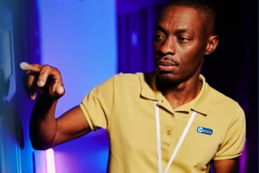 Technicien avec tablette dans un local technique