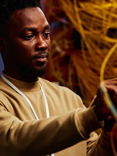 Technicien câblant une baie dans un local technique