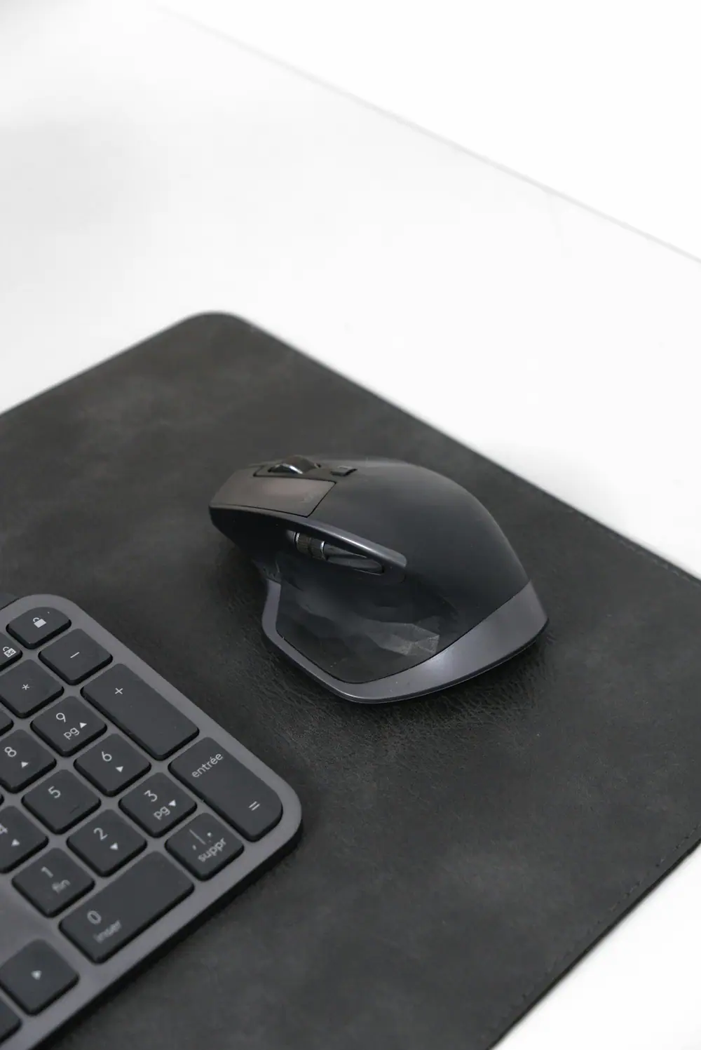 Souris et clavier sur un tapis de bureau