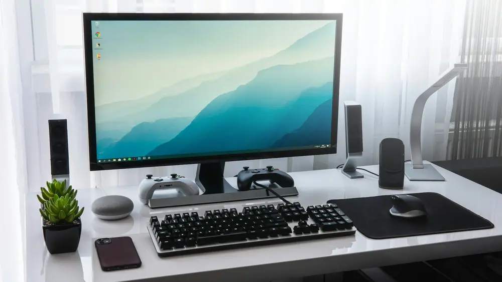 Poste de travail complet installé sur un bureau