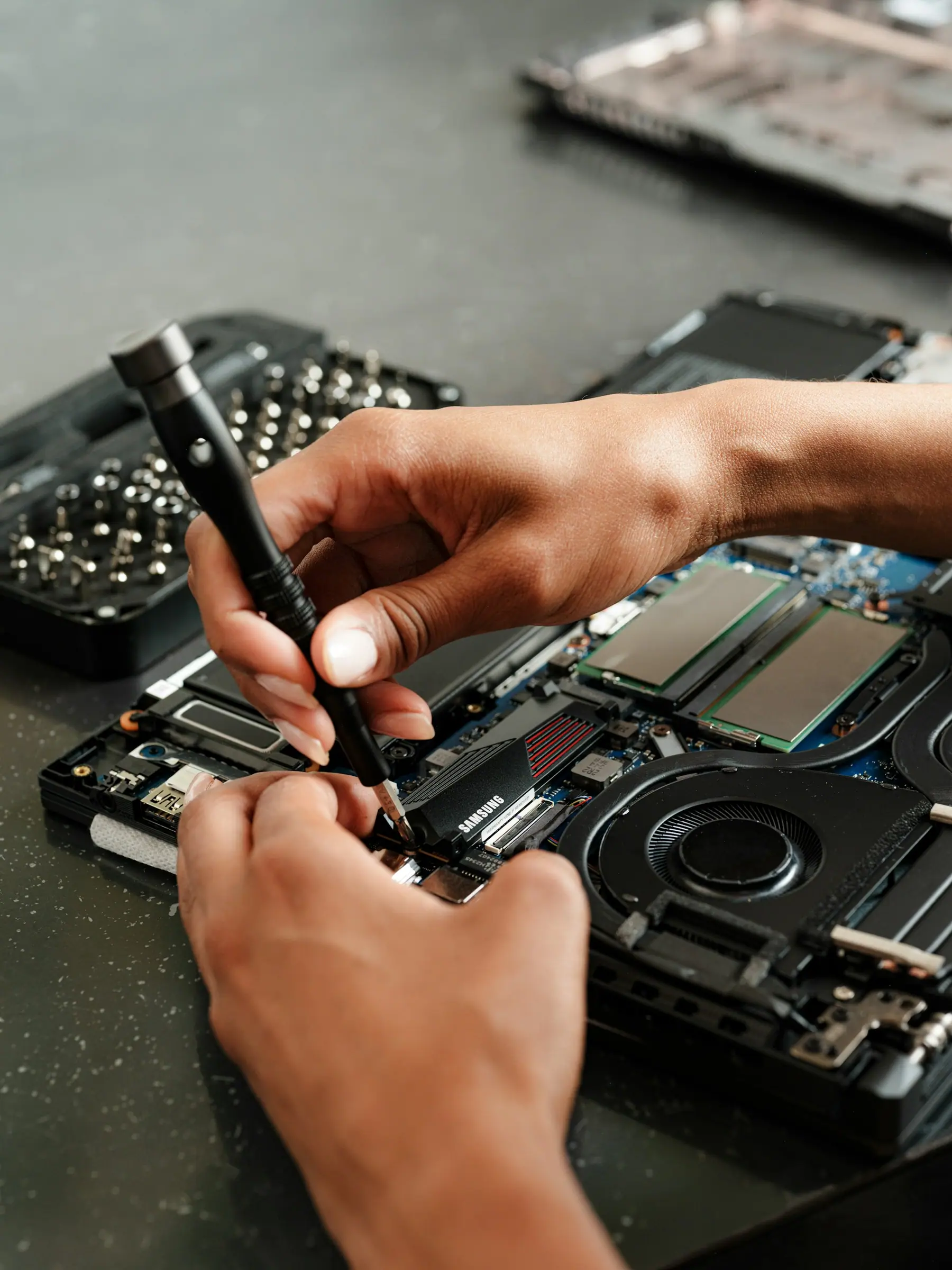 Technicien préparant un ordinateur portable